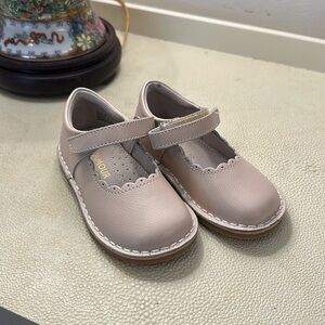 Girls l’amour lamour pink scallop Velcro shoes 7 like new